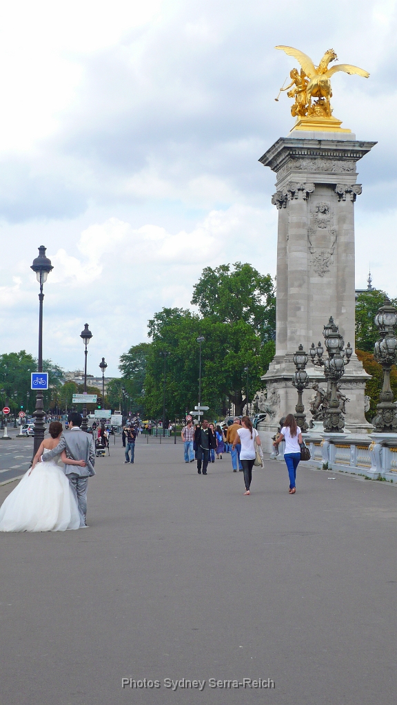 Jeunes maries japonais se faisant photographier sur le pont Alexandre III  25 juillet 2011 2.JPG - Jeunes mariés japonais se faisant photographier sur le pont Alexandre III. 25 juillet 2011